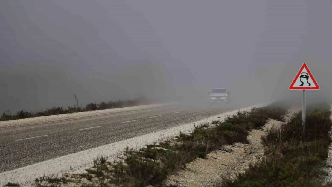 Görüş mesafesinin 10 metreye kadar düştüğü Hatay'da vatandaşlar zor anlar yaşadı