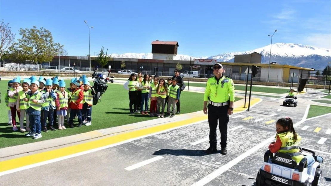 Gözleriniz yolda, gönlünüz darda kalmasın