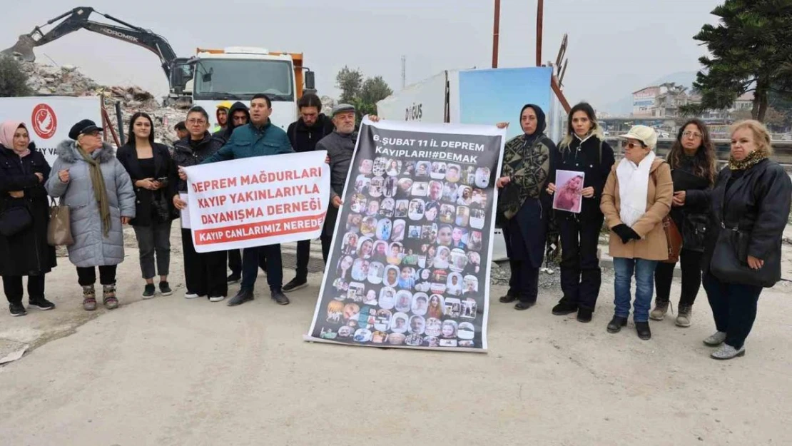 Gözü yaşlı depremzede aileler, kayıp olan yakınlarından gelecek haberleri umutla bekliyor