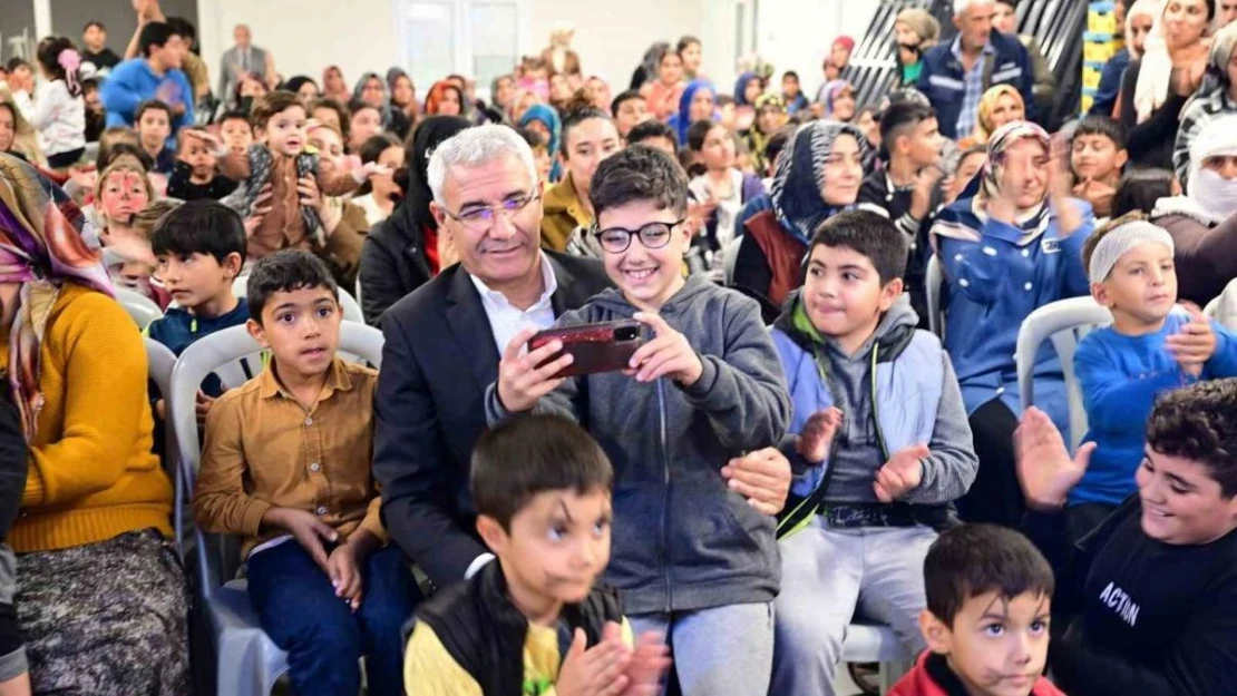 Güder, depremzede çocukların yanında olmaya devam ediyor