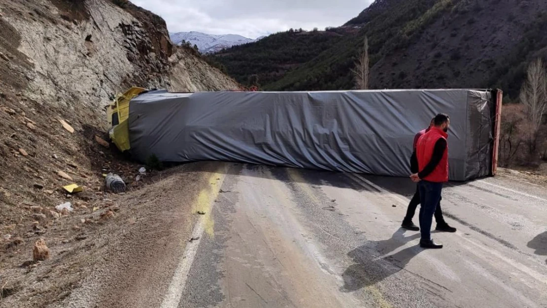 Gümüşhane'de kontrolden çıkan tır yan yattı: 1 yaralı