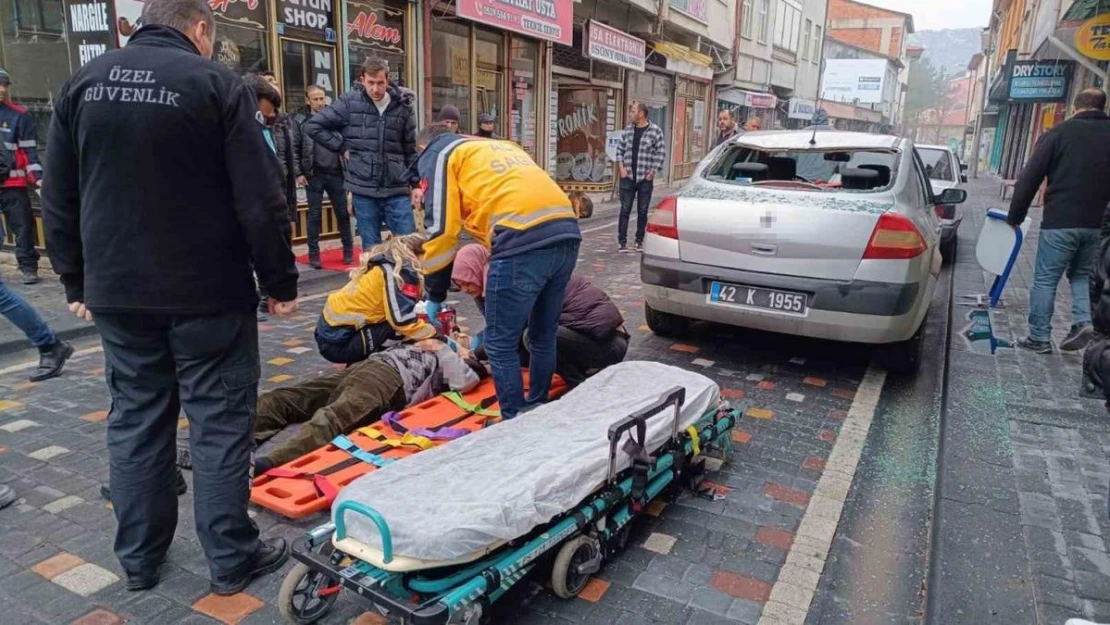 Güneş enerjisinin antifrizini değiştirmek isterken çatıdan otomobilin üzerine düştü