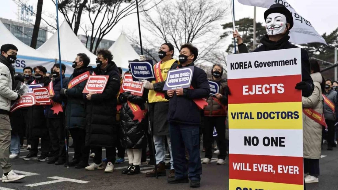 Güney Kore, greve giden yaklaşık 7 bin doktora yaptırım için harekete geçti