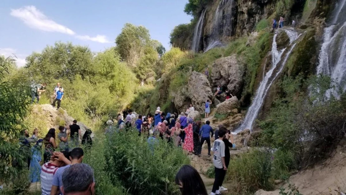 Gurbetçilerinde gelmesiyle Girlevik Şelalesinde yoğunluk arttı