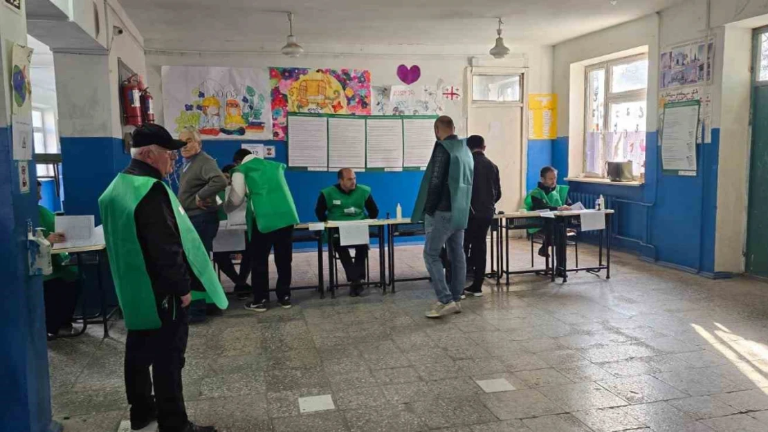 Gürcistan halkı milletvekillerini seçmek için sandık başında