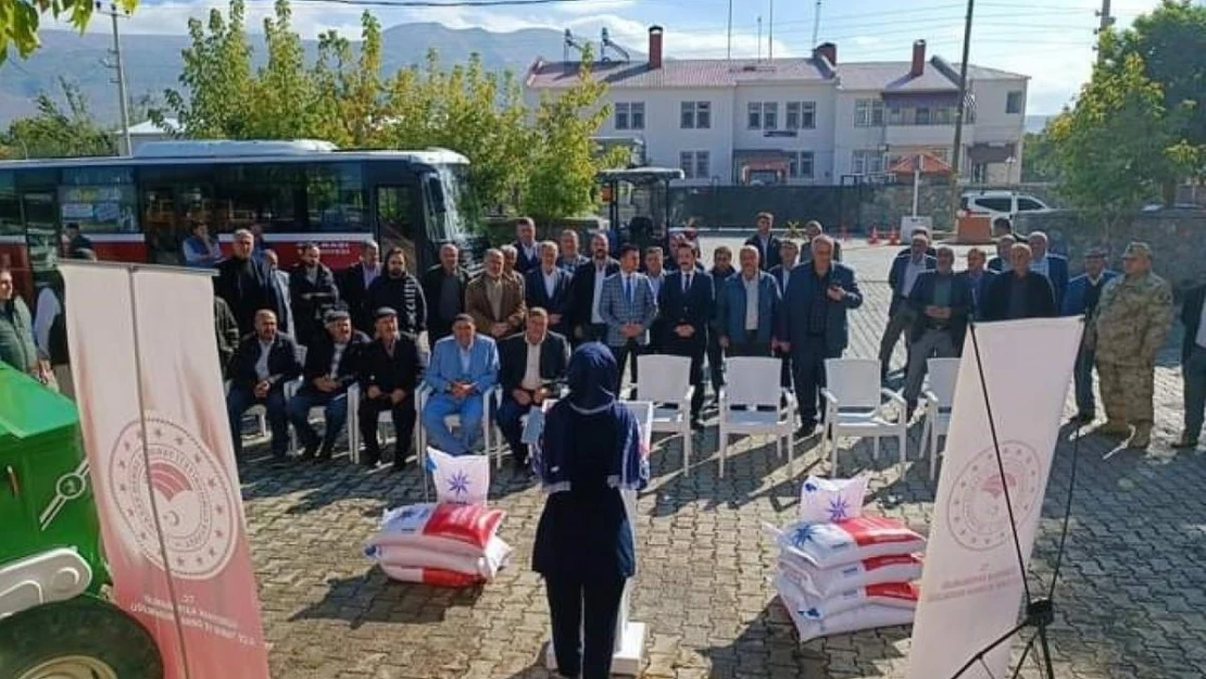 Güroymak'ta çiftçilere 60 ton ekmeklik buğday tohumu dağıtıldı