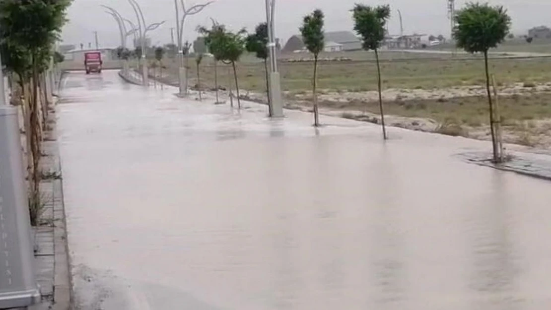 Gürpınar'da sağanak sonrası su taşkınları meydana geldi