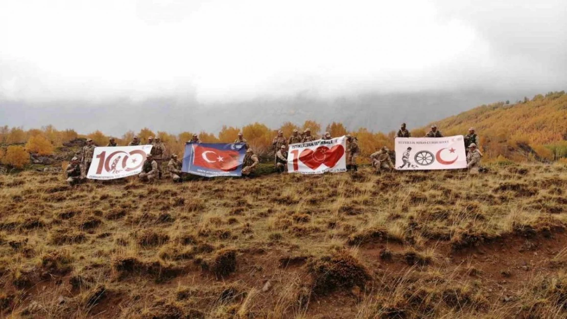 Güvenlik korucuları Cumhuriyet'in 100. yılını Nemrut Kalderası'nda kutladı