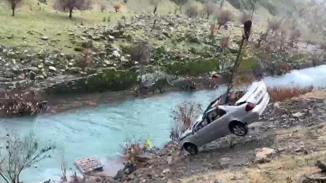 Habur Çayı'na düşen otomobil vinç yardımıyla çıkartıldı