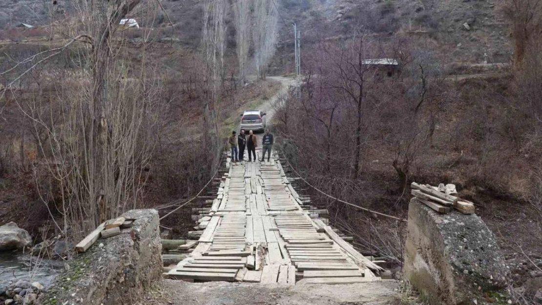 Hacı Mahallesi sakinleri 3 çocuğun düşerek öldüğü tahta köprü için çözüm bekliyor