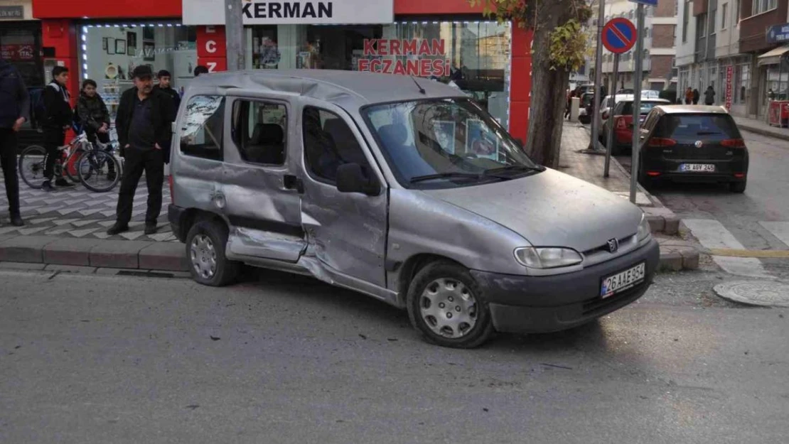 Hafif ticari araç ile minibüsün çarpıştığı kazada maddi hasar oluştu