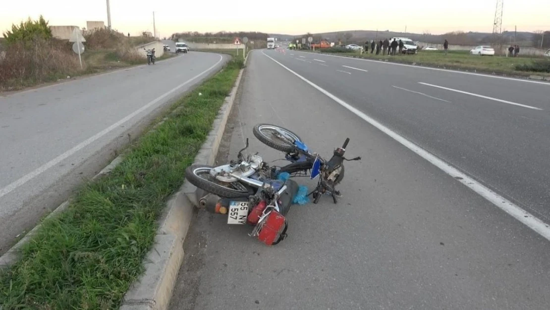 Hafif ticari araç motosiklete çarptı: 1 ölü, 2 yaralı