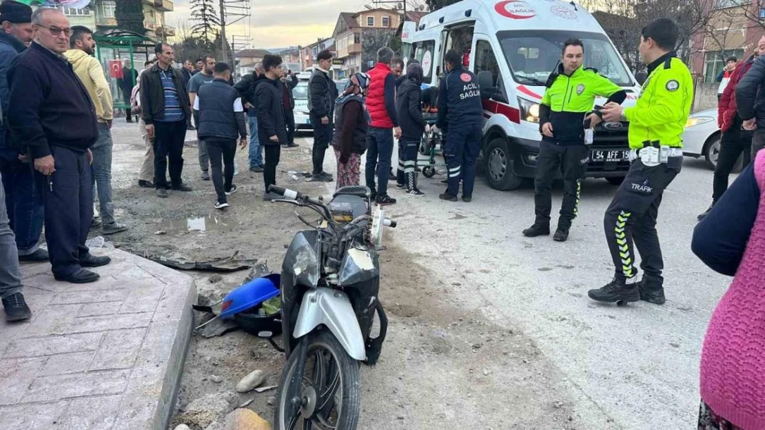 Hafif ticari araçla çarpışan motosikletteki 2 kişi yaralandı