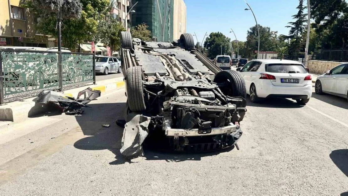 Elazığ'da otomobil takla attı... Çok sayıda yaralı var