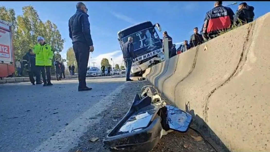 Hafriyat kamyonu yolcu otobüsüne çarptı