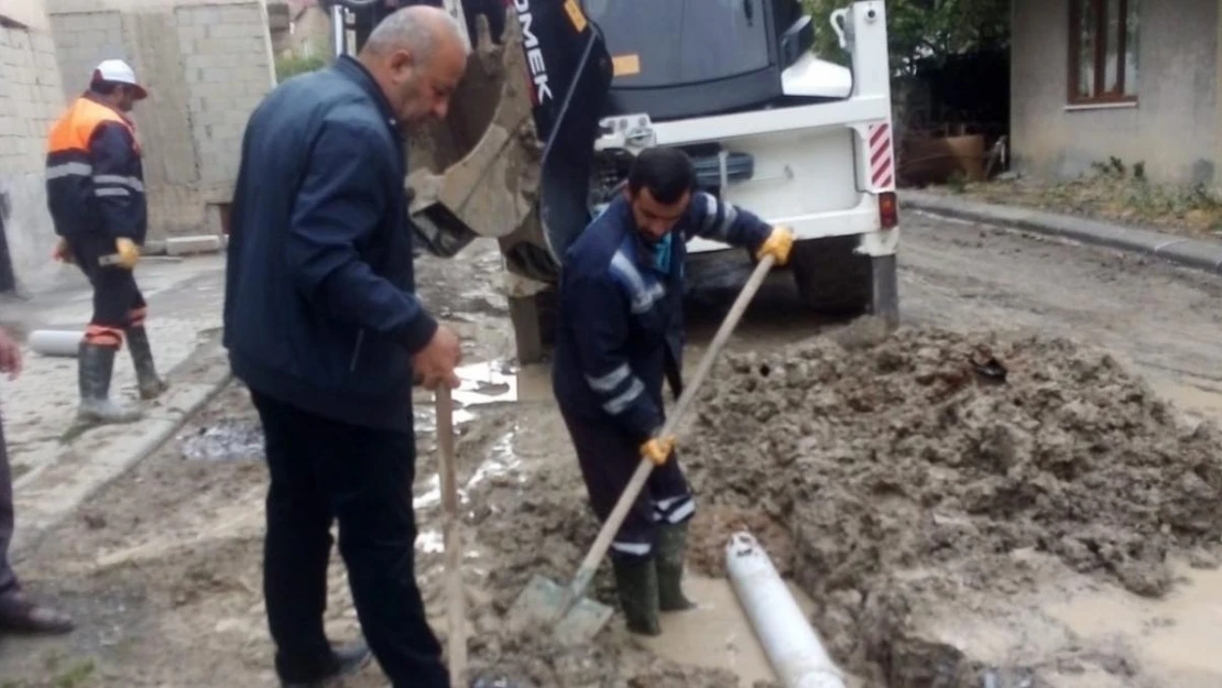 Hakkari Belediyesi ekiplerinden yağmur mesaisi