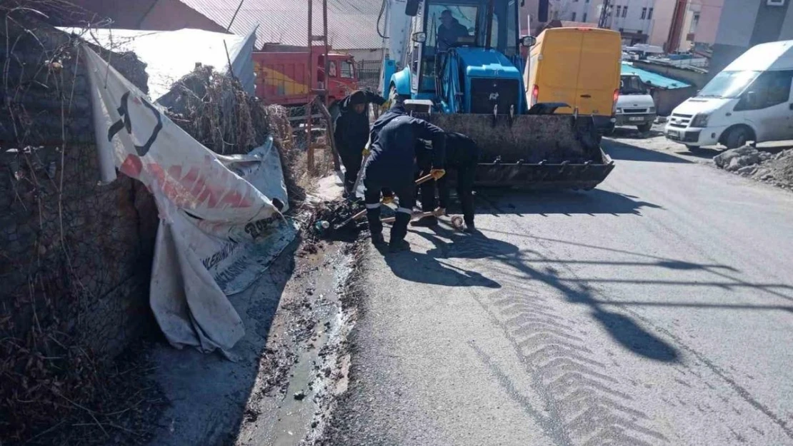 Hakkari Belediyesi kanal temizliği başlattı