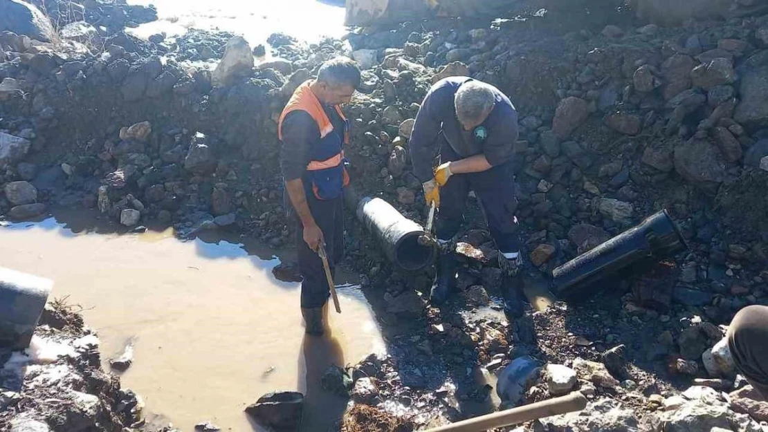 Hakkari Belediyesi'nden su arızasına müdahale