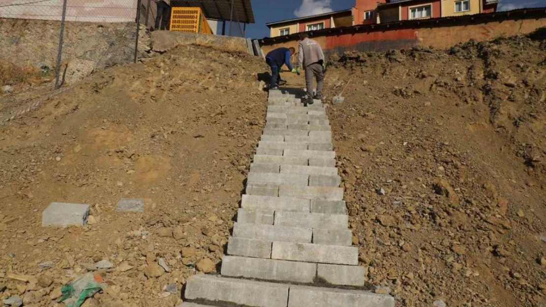 Hakkari Belediyesi patika yola merdiven yaptı