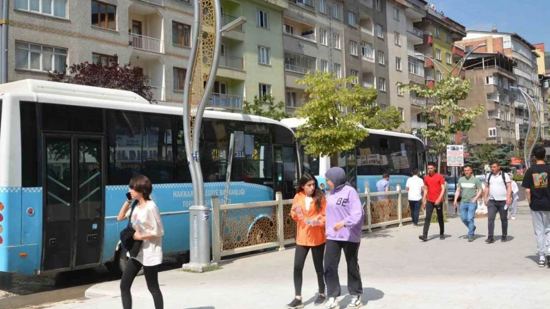 Hakkari Belediyesi YKS adalarını ücretsiz taşıdı