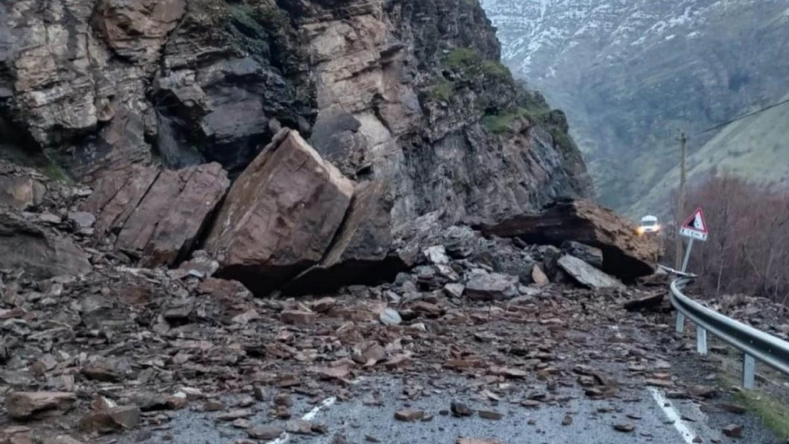 Hakkari Çukurca yolunda heyelan, yol ulaşıma kapandı