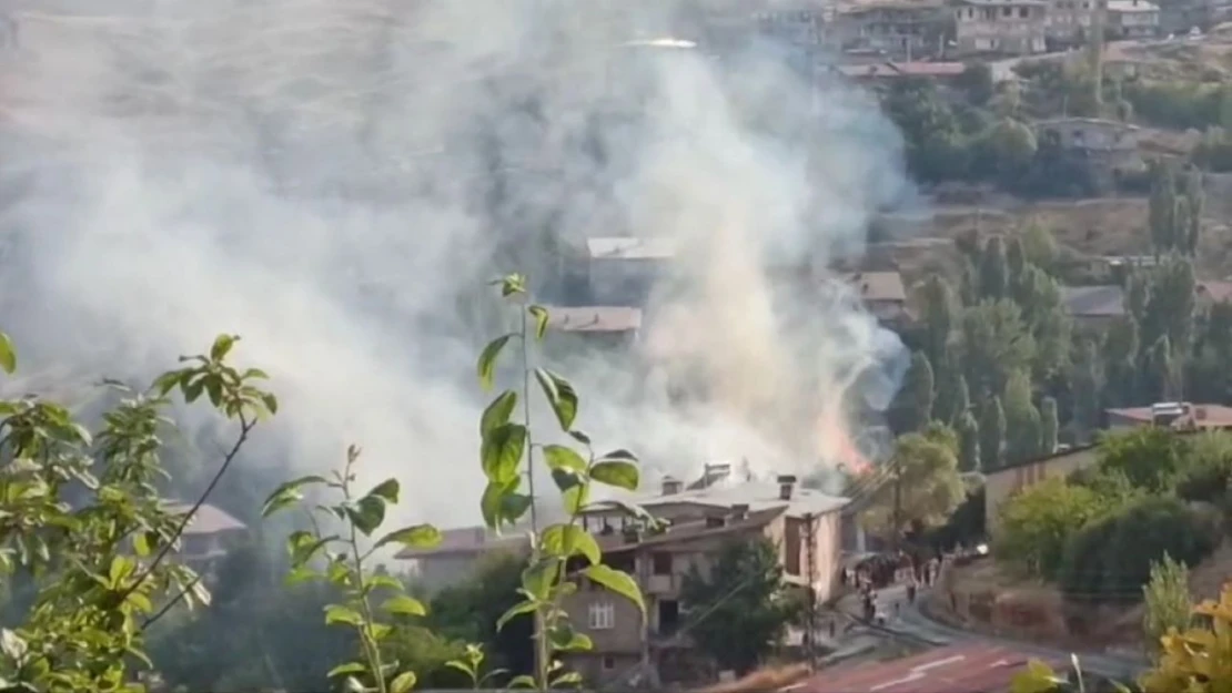 Hakkari'da mahallede çıkan yangın korkuttu