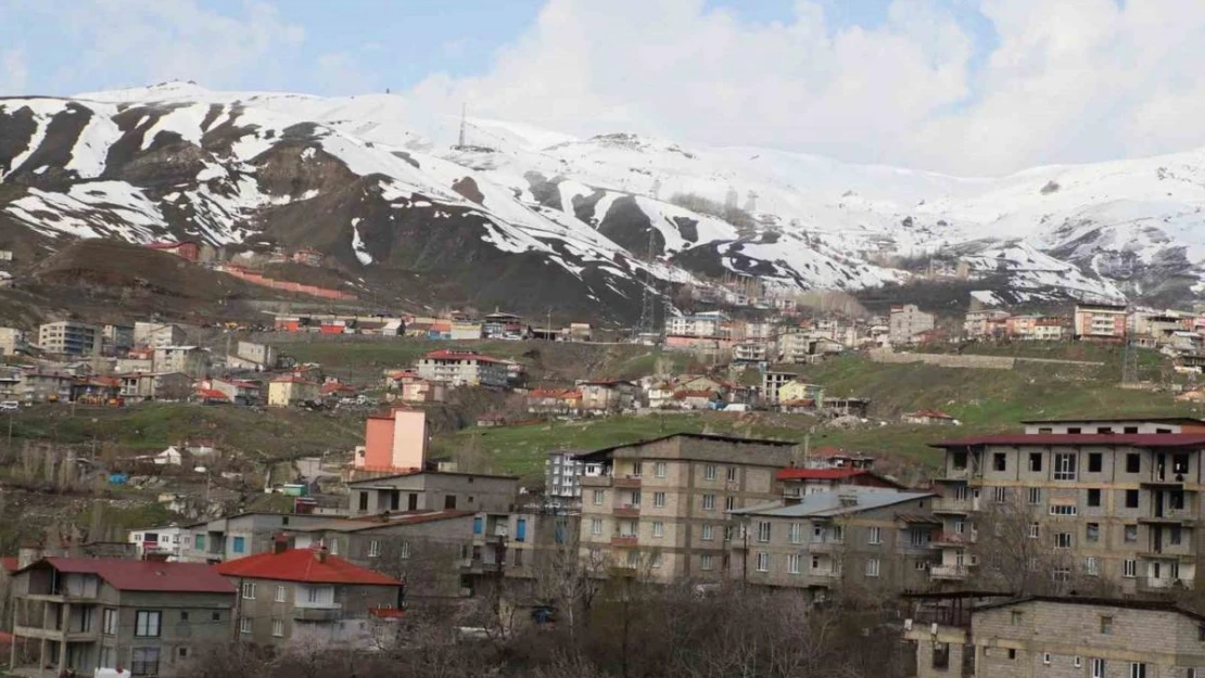 Hakkari dağları yeniden beyaza büründü