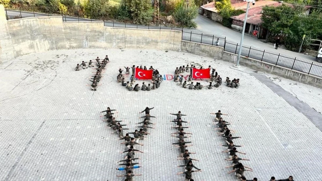 Hakkari'de '100. Yıl' ve 'ay yıldız' koreografisi oluşturuldu