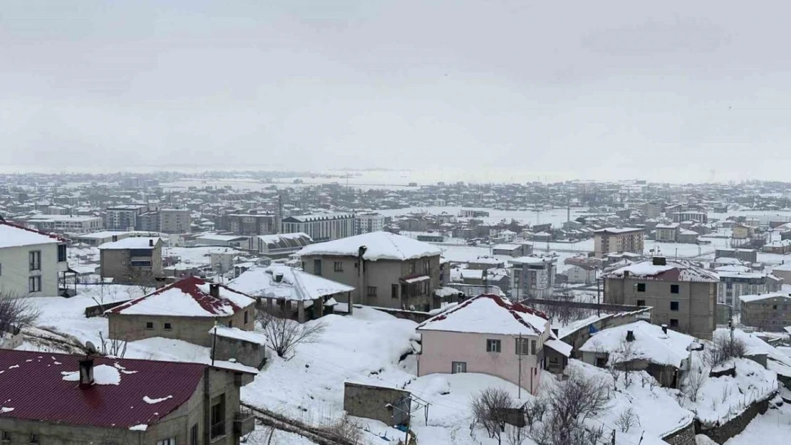 Hakkari'de 10 köy ve 32 mezra yolu ulaşıma kapandı