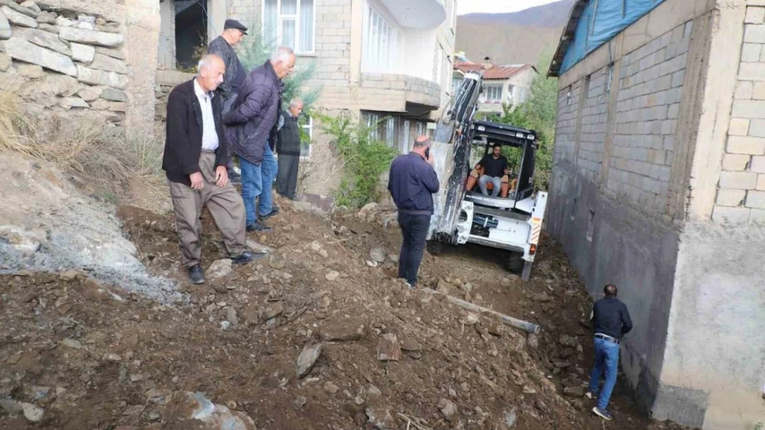 Hakkari'de 100 ev yeni yola kavuşuyor