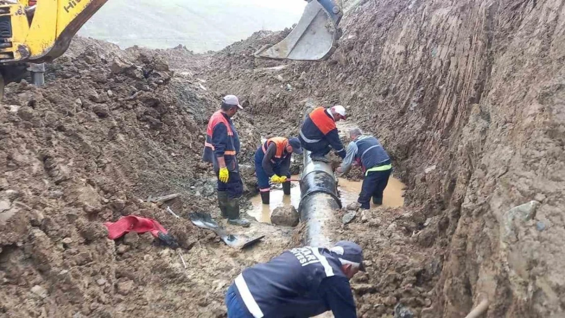 Hakkari'de 3 bin 500 rakımdaki su arızası giderildi