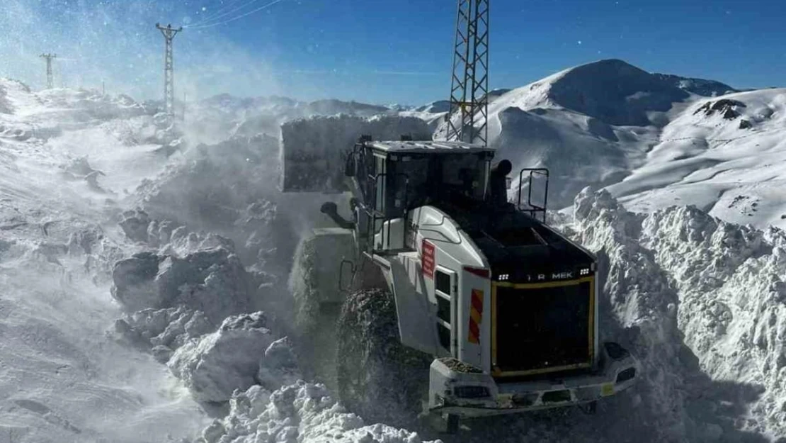 Hakkari'de 34 yerleşim yolu ulaşıma kapandı