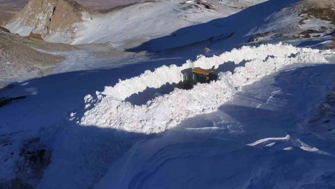 Hakkari'de 4 metre karla mücadele