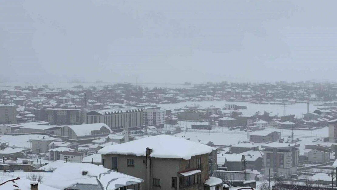 Hakkari'de 96 köy ve 202 mezra yolu ulaşıma kapandı