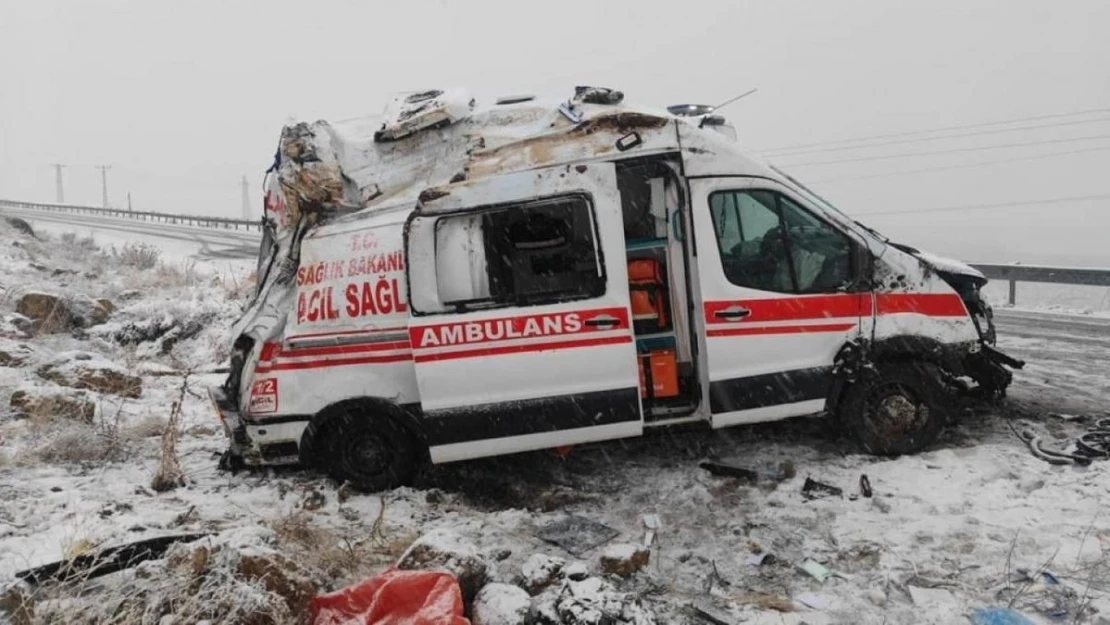 Hakkari'de ambulans kaza yaptı: 3 yaralı