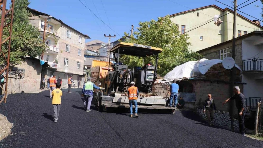 Hakkari'de asfalt çalışmaları hız kesmeden devam ediyor