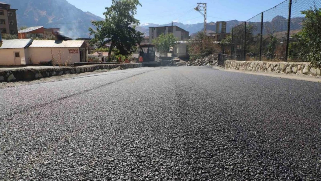 Hakkari'de asfalt çalışması 4 caddede devam ediyor