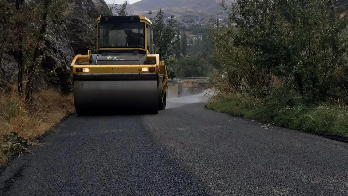 Hakkari'de asfalt mesaisi devam ediyor