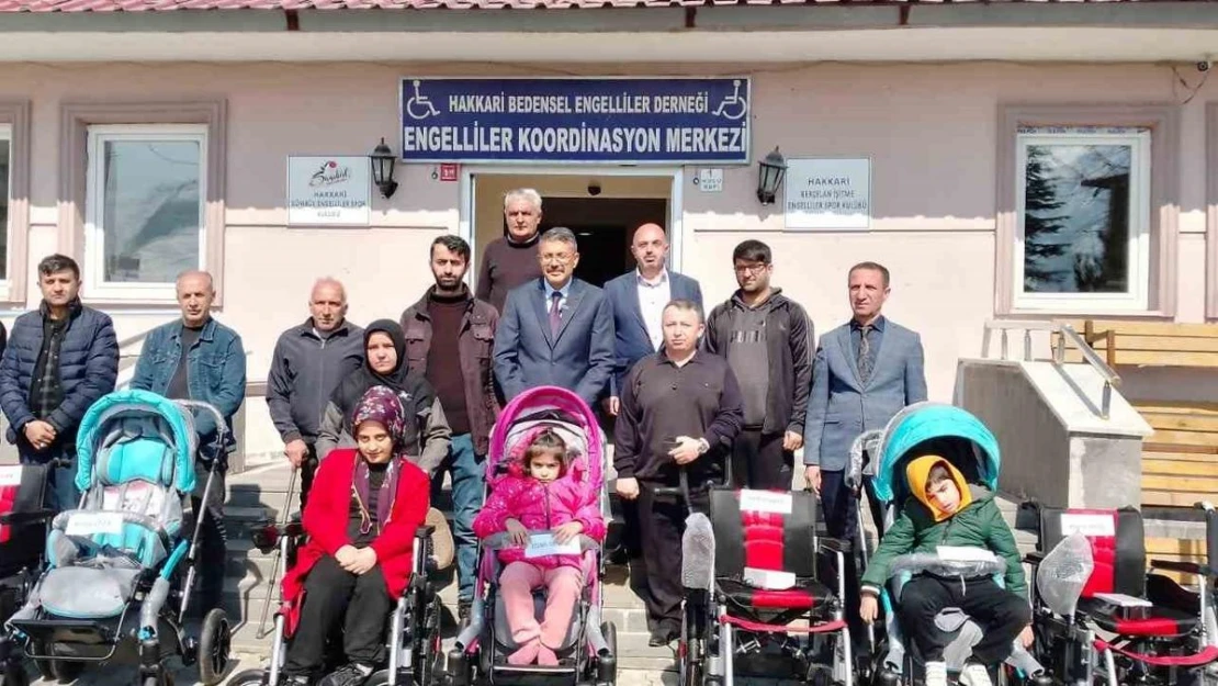 Hakkari'de bedensel engellilere sandalye desteği