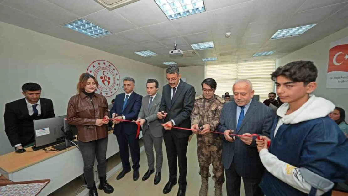 Hakkari'de bilişim laboratuvarı açıldı