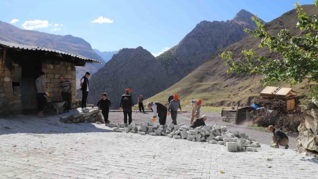 Hakkari'de bir semt daha modern yola kavuştu