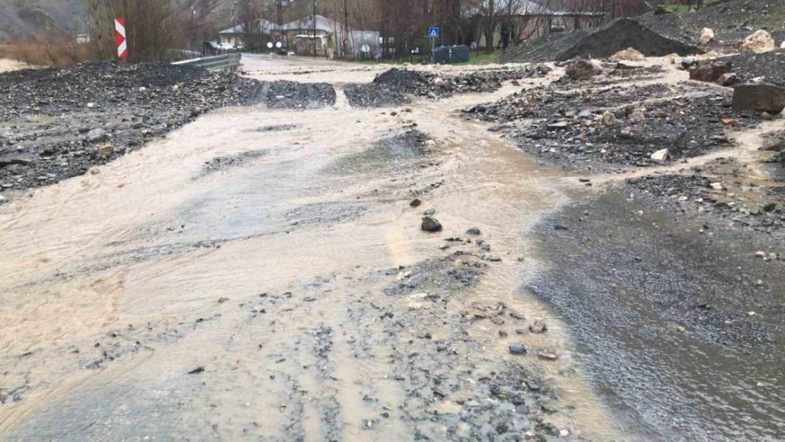 Hakkari'de çığdan sonra sel meydana geldi