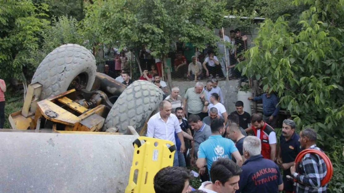 Talihsiz çocuk iş makinesinin altında kaldı