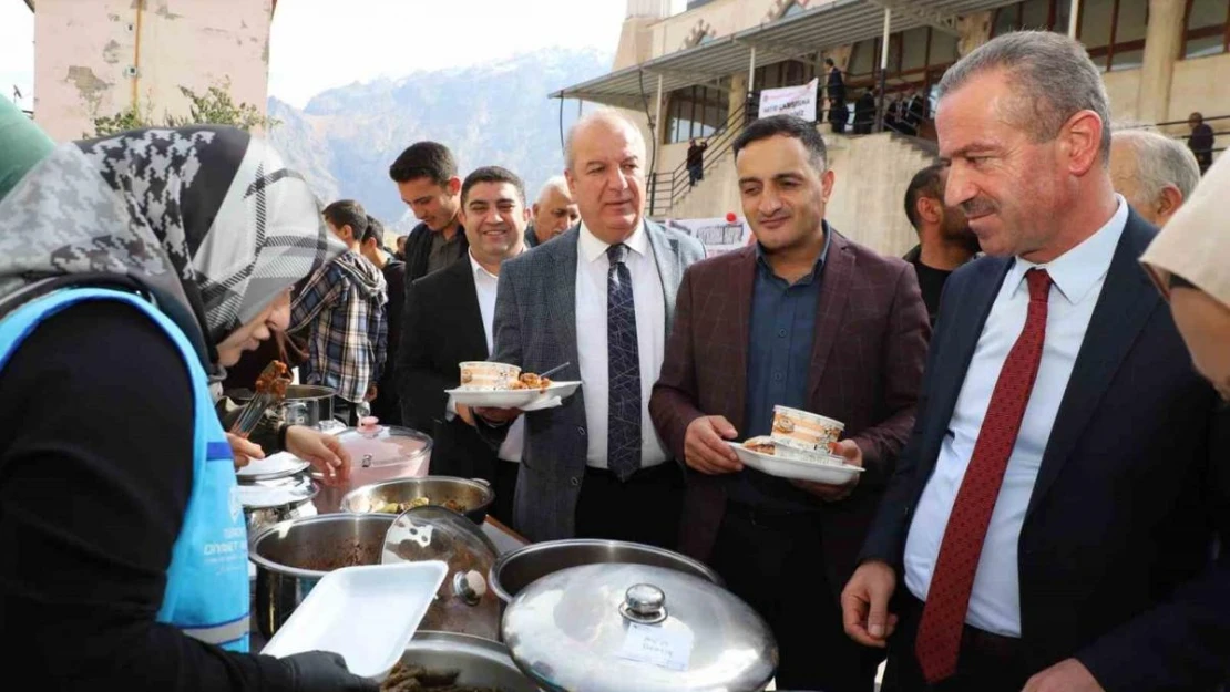 Hakkari'de Filistin'e destek amaçlı hayır çarşısı kuruldu