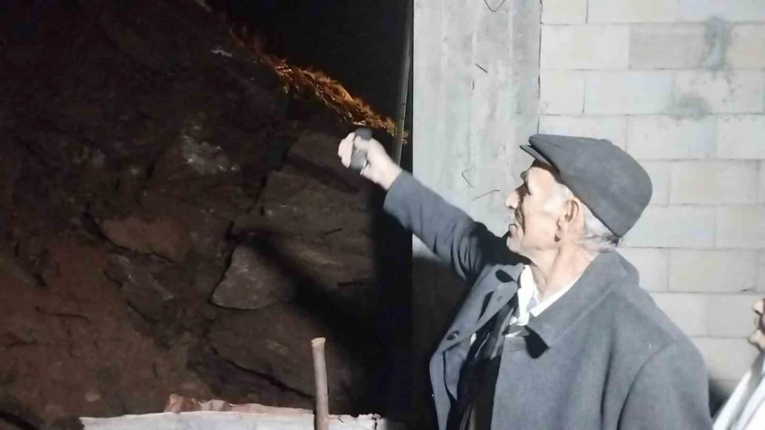 Hakkari'de heyelan: Dağdan kopan kaya parçaları evin üzerine düştü