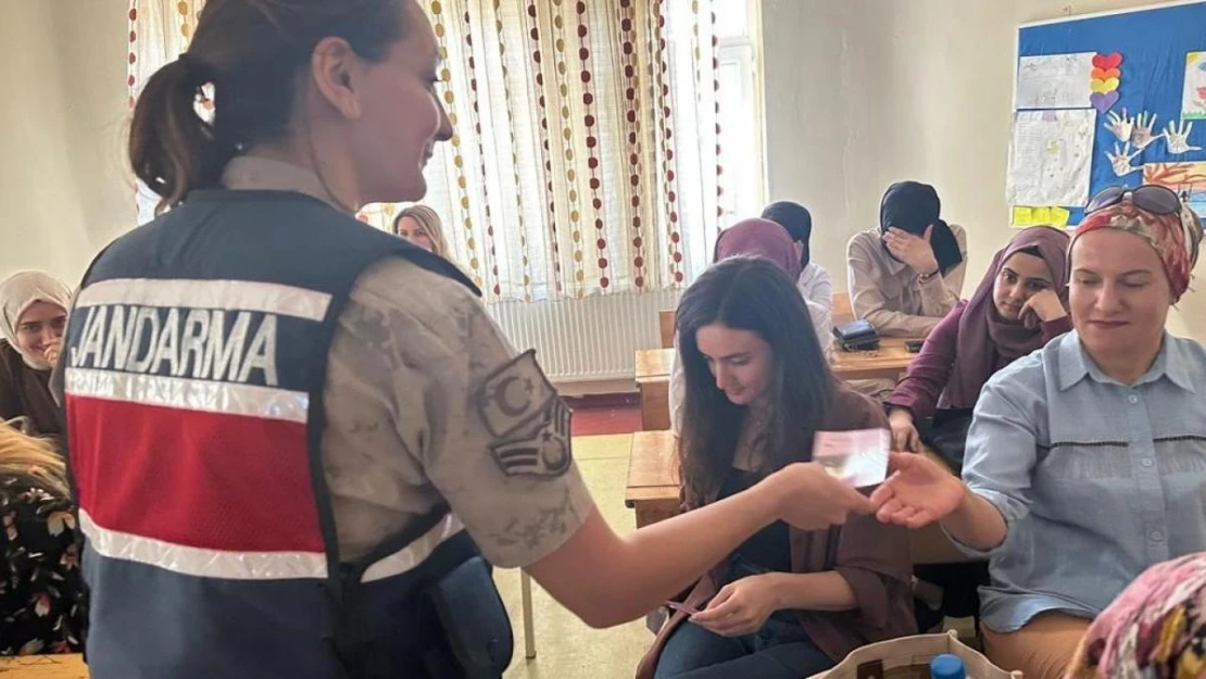 Hakkari'de jandarma ekiplerinin bilgilendirme çalışmaları davam ediyor