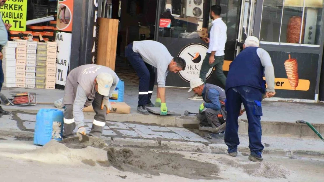 Hakkari'de kaldırımlar yenileniyor