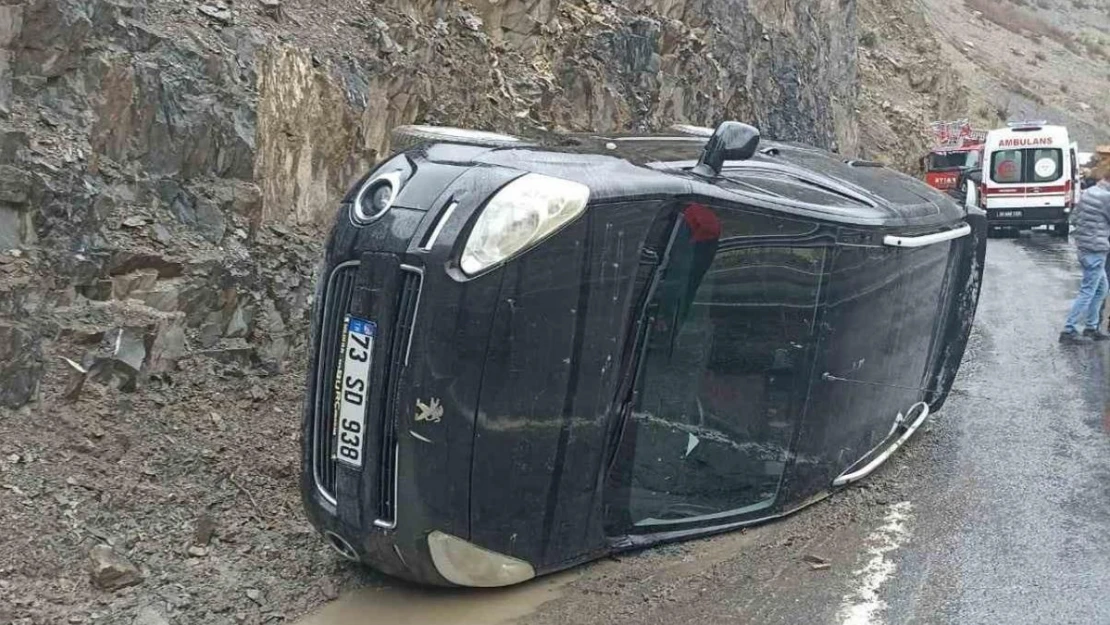 Hakkari'de kamyonet yan yattı: 5 yaralı