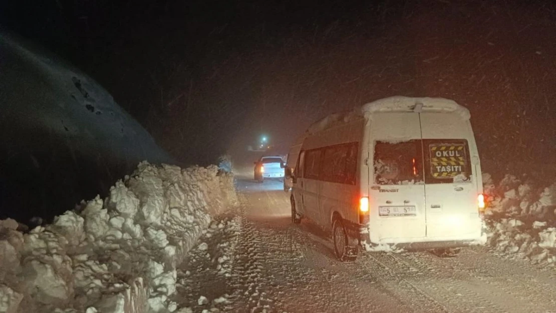 Hakkari'de kar ve tipi etkili oldu, sürücüler zor anlar yaşadı