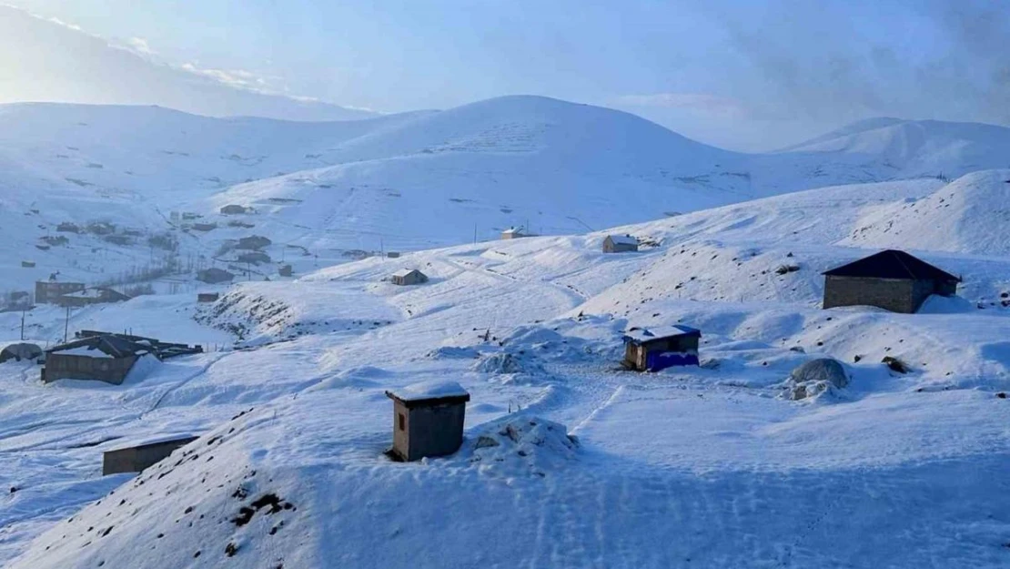 Hakkari'de kardan kapanan yolları açma çalışmaları sürüyor